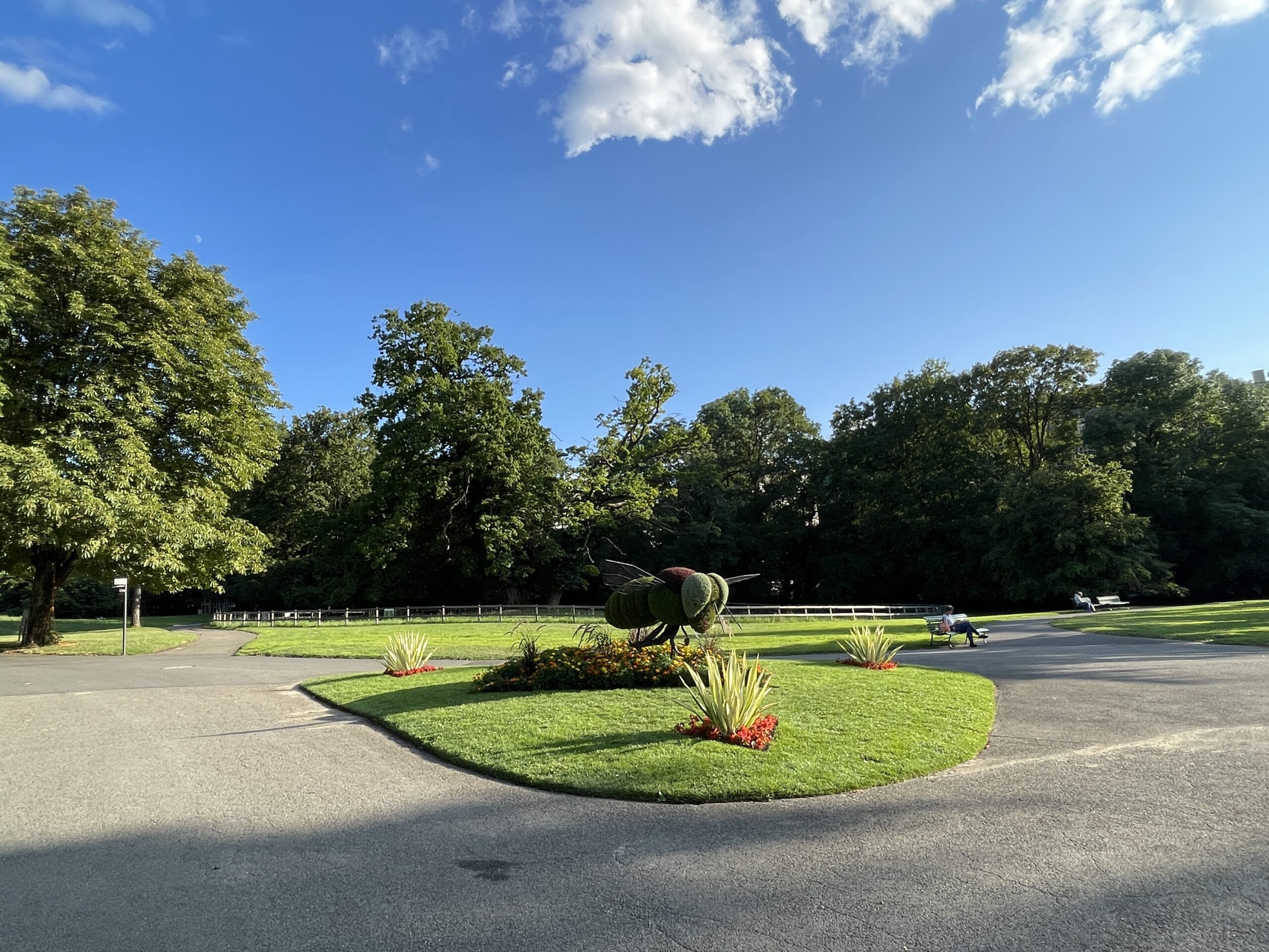 Natural Bee Sculpture introduced by the City of Geneva gardeners in Parc La Grange in 2022.